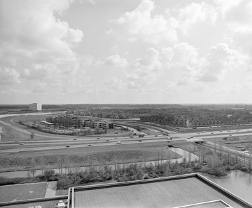 884831 Overzicht van de nieuwbouwwijk Rijnsweerd te Utrecht, vanaf het kantoorgebouw van de AMEV (Archimedeslaan 10), ...